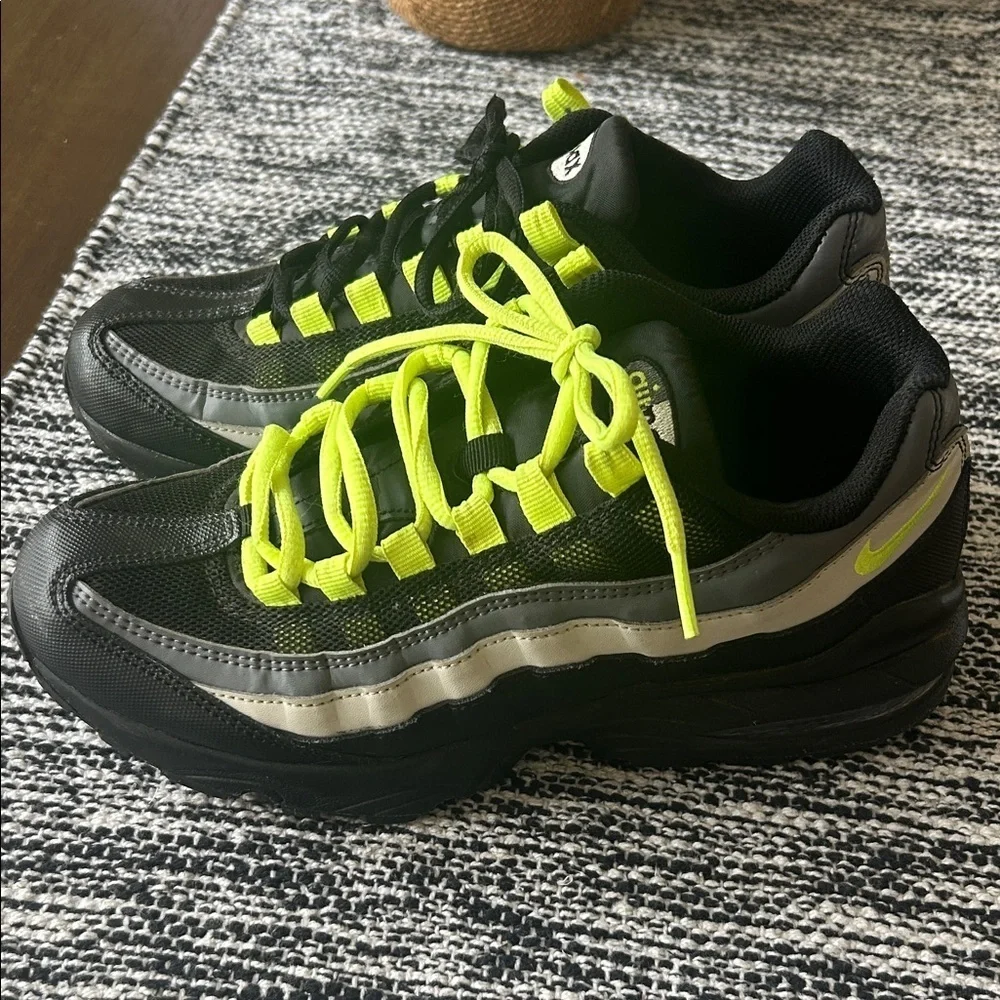 Nike Air Max 95 black volt, Black/Volt/Anthracite/Smoke Grey size 6.5 youth